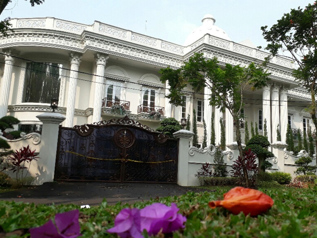 Rumah mewah milik bos First Travel Andika Surachman dan Anniesa Desvitasari Hasibuan di wilayah Sentul City, Bogor, Jawa Barat. (Foto: MI/Dede Susianti).
