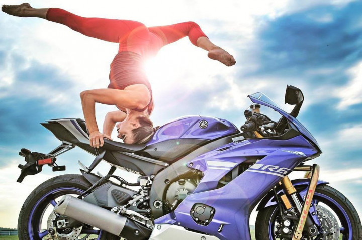 Yoga di Atas Motor Kini jadi Tren Baru