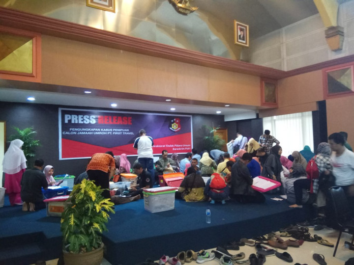 Jemaah First Travel Padati Posko Pengambilan Paspor