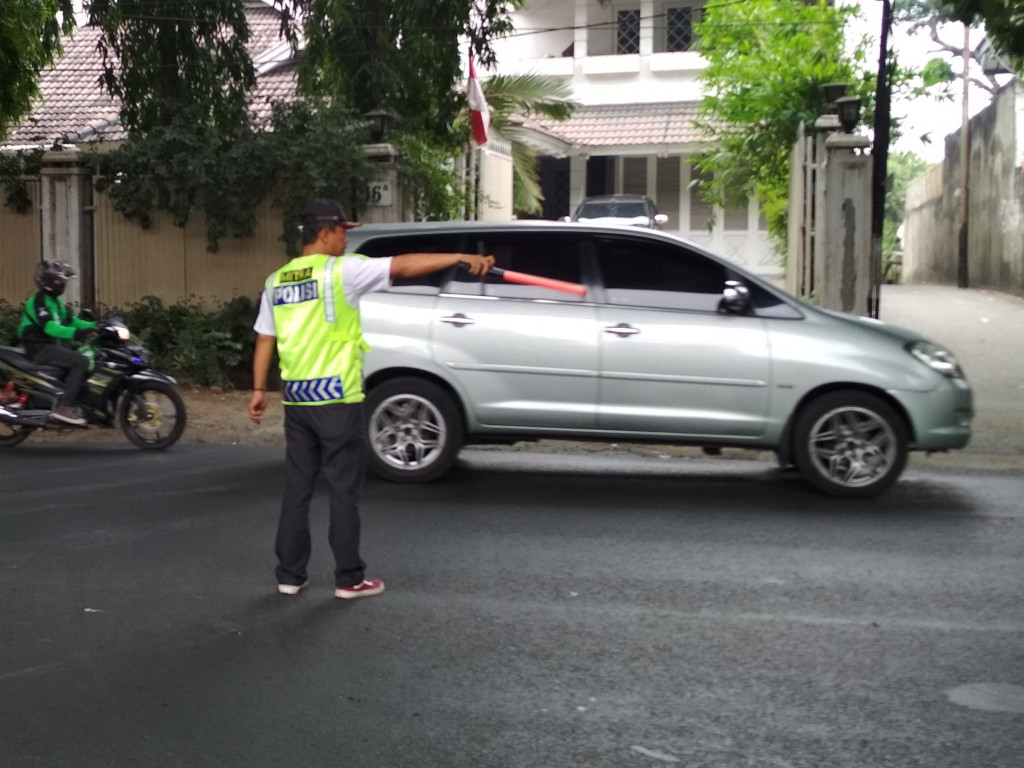 'Pak ogah' mengatur lalu lintas di Jakarta Selatan. Foto: MTVN/Riyan Ferdianto.