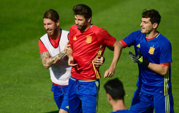 Ramos Minta Para Fan Menghormati Pique