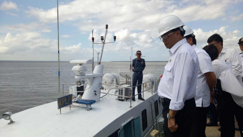 Menhub Budi Karya tinjau pelabuhan Tanjung Api-Api yang dikelola Pelindo II. Foto: MI/Dwi Apriani