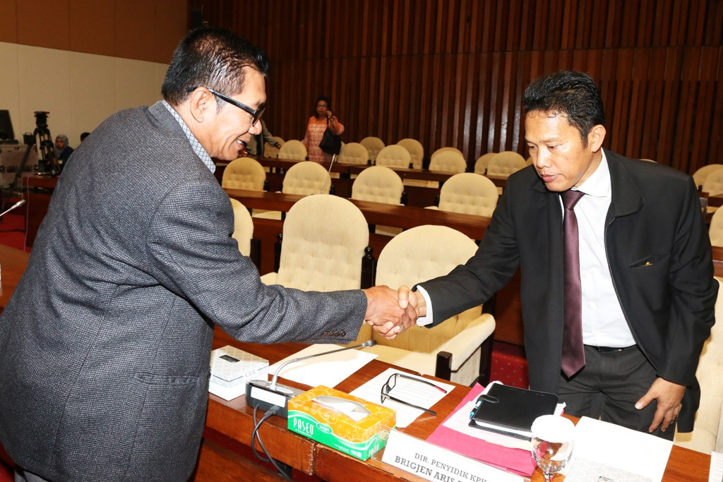 Direktur Penyidikan KPK Brigjen Pol Aris Budiman (kanan) berjabat tangan dengan Ketua Pansus Hak Angket KPK Agun Gunandjar (kiri) di Kompleks Parlemen, Senayan, Jakarta, Selasa (29/8). ANTARA FOTO/Rivan Awal Lingga.