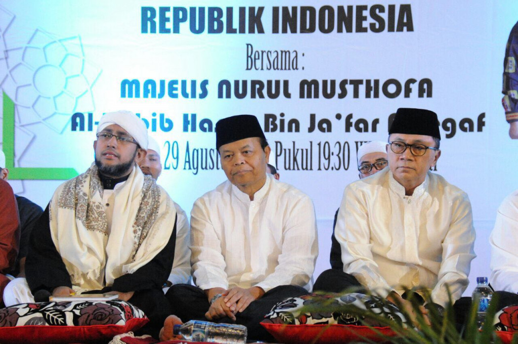 Pimpinan MPR saat berzikir bersama ribuan orang dari berbagai kalangan masyarakat. Foto: dok MPR