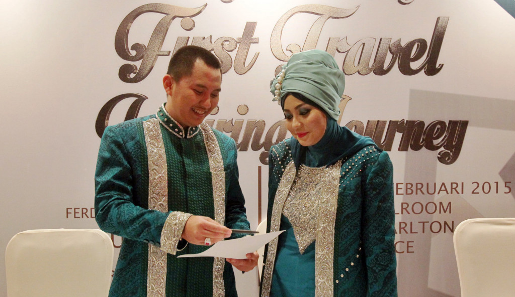 Dirut PT. First Anugerah Karya Wisata Andika Surachman (kiri) berbincang dengan Direktur PT. First Anugerah Karya Wisata Anniesa Desvitasari Hasibuan (kanan) pada acara 5 Tahun Perjalanan Inspiratif First Travel dan peluncuran logo baru di Jakarta, Sabtu 