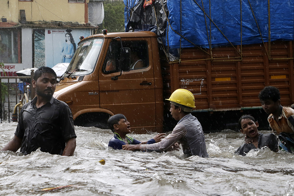 Enam Orang Tewas Akibat Banjir di Mumbai