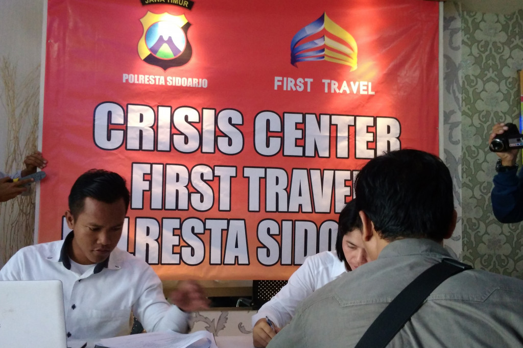 Warga melaporkan PT. First Travel cabang Sidoarjo ke crisis center di Mapolresta Sidoarjo. Foto: MTVN/Syaikhul Hadi