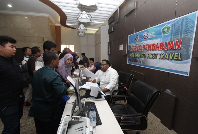 Sejumlah korban First Travel mengisi formulir di Posko Pengaduan Korban PT First Travel di Bareskrim Polri, Jakarta, Selasa (22/8). Foto: ANTARA/Reno Esnir