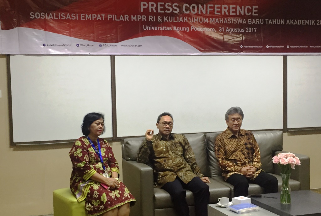 Ketua MPR RI Zulkifli Hasan saat menyampaikan sosialisasi Empat Pilar MPR di Universitas Podomoro, Jalan Letjen S Parman, Jakarta Barat, Kamis, 31 Agustus 2017 (Foto:Metrotvnews.com/Gervin Nathaniel Purba)