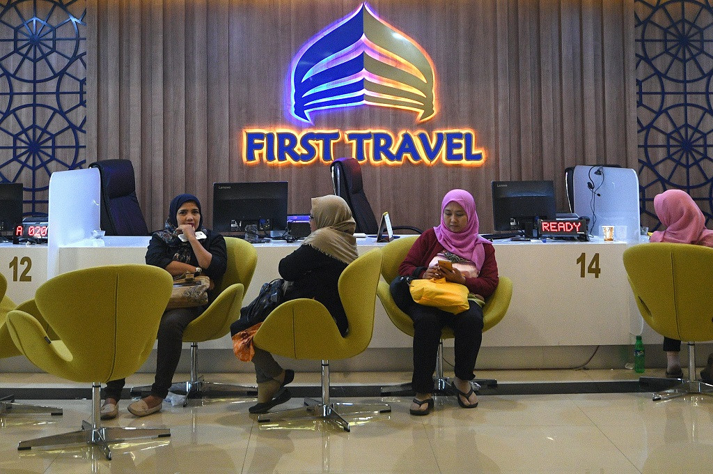 Warga mengantre mengurusi pengembalian dana atau refund biaya perjalanan umrah di First Travel Jakarta, Ant - Sigid Kurniawan