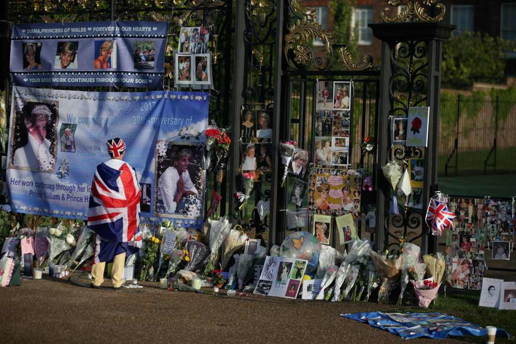 Karangan bunga tampak memenuhi gerbang Istana Kensington (Foto: AFP).