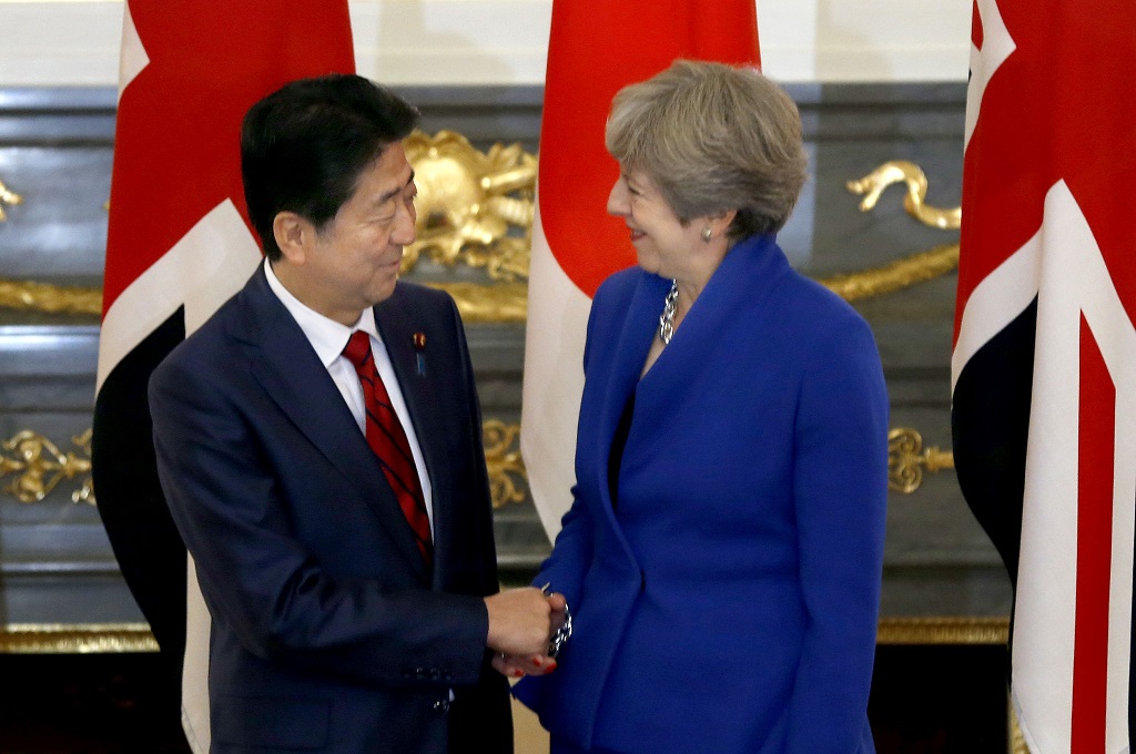 PM Jepang Shinzo Abe (kiri) dan PM Inggris Theresa May berjumpa di Tokyo, Jepang, 31 Agustus 2017. (Foto: AFP/SHIZUO KAMBAYASHI)