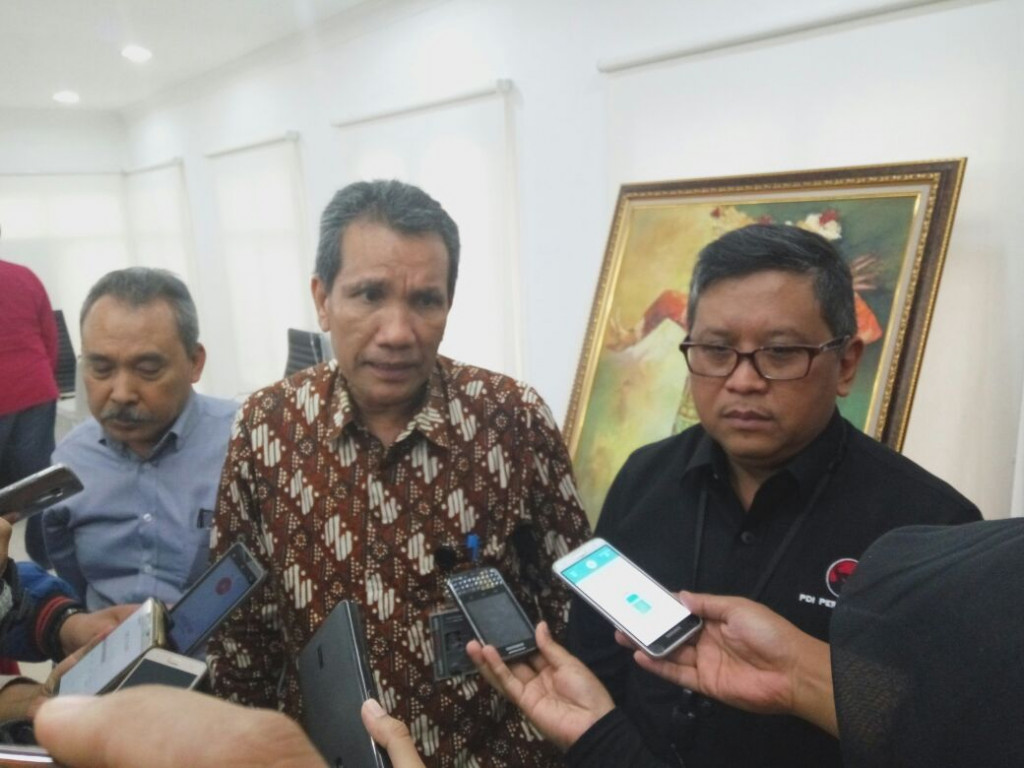 Deputi Bidang Pencegahan KPK Pahala Nainggolan dan Sekretaris Jenderal PDI Perjuangan Hasto Kristiyanto. Foto: MTVN/Intan Fauzi.