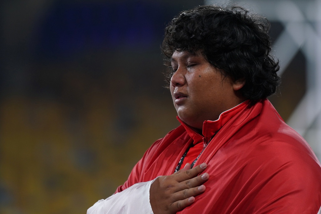 Eki Febri terharu saat mendengarkan lagu kebangsaan Indonesia  usai dirinya merebut medali emas SEA Games 2017 nomor tolak peluru (Foto: ANTARA FOTO/Sigid Kurniawan)