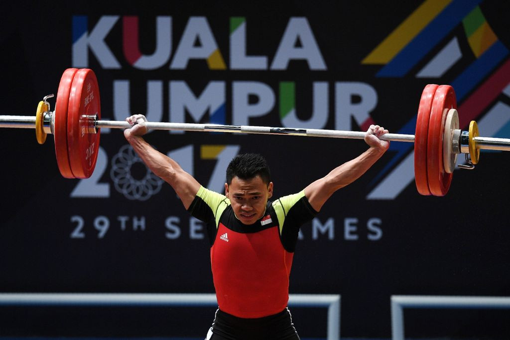 Peraih medali perak Olimpiade 2016, Eko Yuli hanya mampu meraih medali perak di SEA Games 2017. Dia merasa, minimnya dukungan pemerintah jadi faktor yang membuatnya gagal memberikan yang terbaik (Foto: AFP PHOTO / MANAN VATSYAYANA)