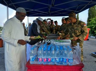 Prajurit Kontingen Garuda Kenalkan Rendang di Lebanon