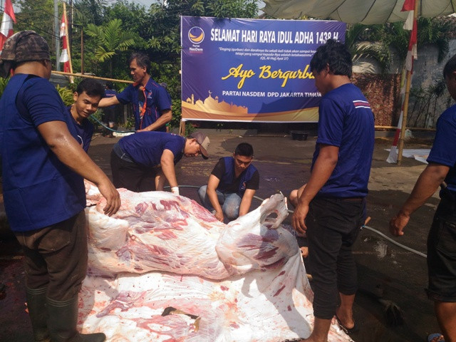 NasDem Melibatkan Tukang Ojek Membagikan Daging Kurban
