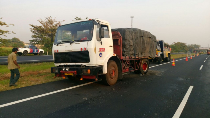 Minibus Tabrak Tronton di Tol Palikanci, Dua Tewas