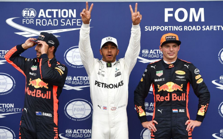 Diganggu Hujan, Hamilton Raih <i>Pole Position</i>