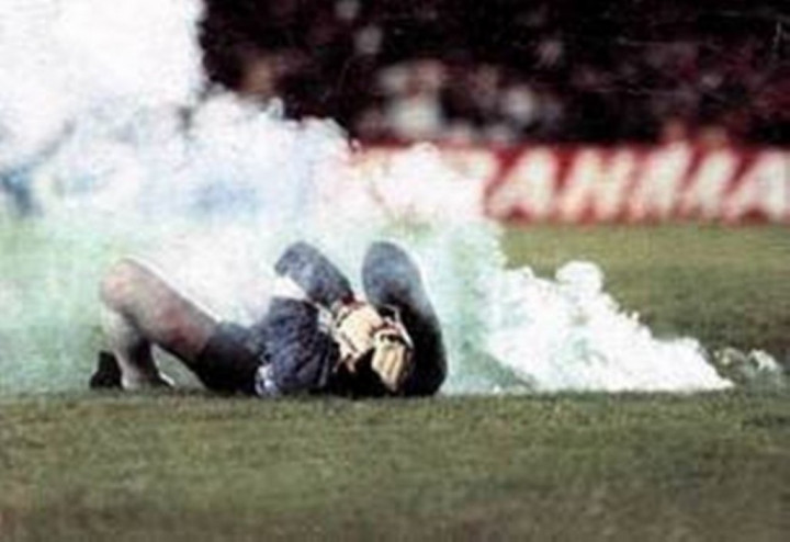 1989: Kiper Cile Ini Berpura-pura Terkena Lemparan Suar