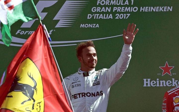 Hamilton Santai Tanggapi Ejekan Fan Ferrari