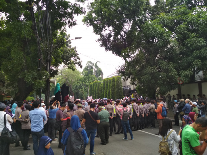 Ratusan Polisi Kawal Demo di Kedubes Myanmar