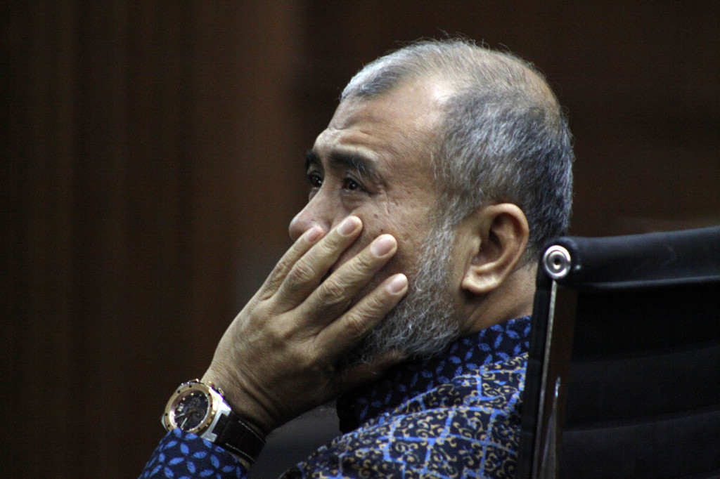 Mantan hakim MK Patrialis Akbar mendengarkan rekaman pembicaraan antara dirinya dengan terdakwa Basuki Hariman saat menjadi saksi dalam sidang kasus dugaan suap hakim MK di Pengadilan Tipikor, Jakarta, Senin (3/7/2017). Foto: MI/Bary Fathahilah