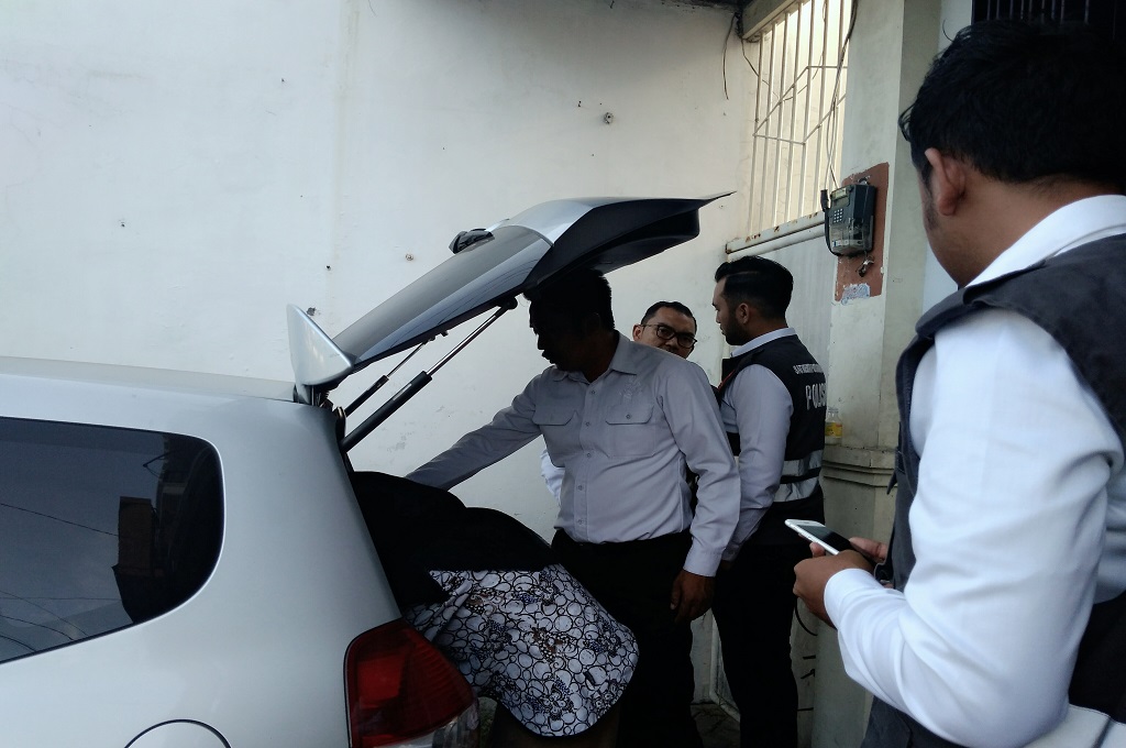 Polisi membawa sejumlah berkas dari kantor First Travel Sidoarjo, MTVN - Hadi