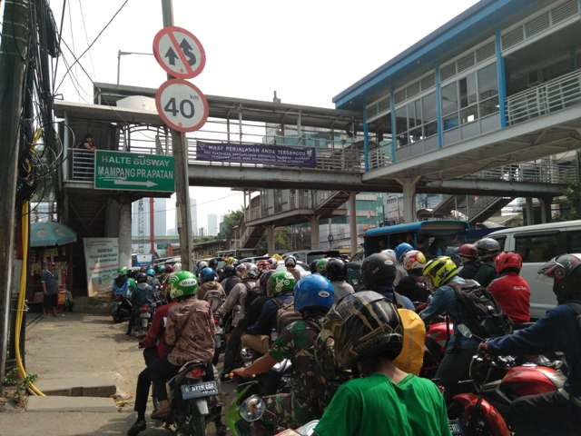 Mampang Prapatan Hanya Lengang saat Tengah Malam