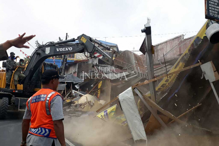 Bangunan Pinggir Jalan Raya Puncak Ditertibkan