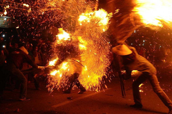 Serunya Tradisi Perang Obor di Jepara