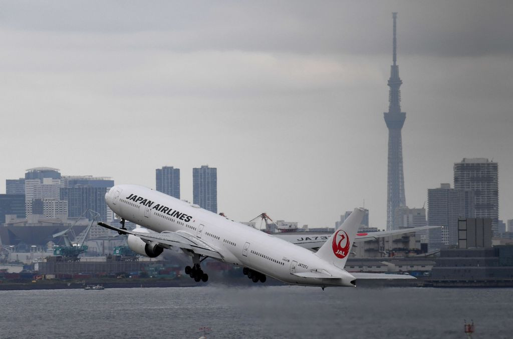 Pesawat Japan Airlines saat lepas landas dari Jepang (Foto: AFP).