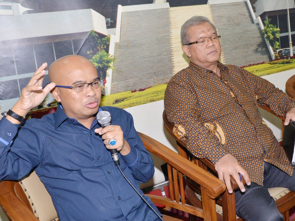 Wakil Ketua Komisi III DPR Desmond J Mahesa (kiri). (Foto: MI/Mohamad Irfan)
