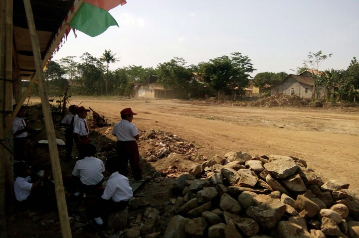 Pembangunan Tol Semarang-Batang Mengganggu Kegiatan Belajar Mengajar