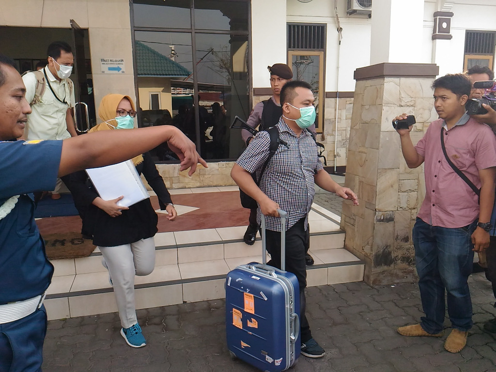 Penyidik KPK sita bertumpuk-tumpuk dokumen dari Kantor Kesyahbandaran dan Otoritas Pelabuhan (KSOP) Kelas I Tanjung Emas, Semarang, Jawa Tengah. MTVN/Mustholih