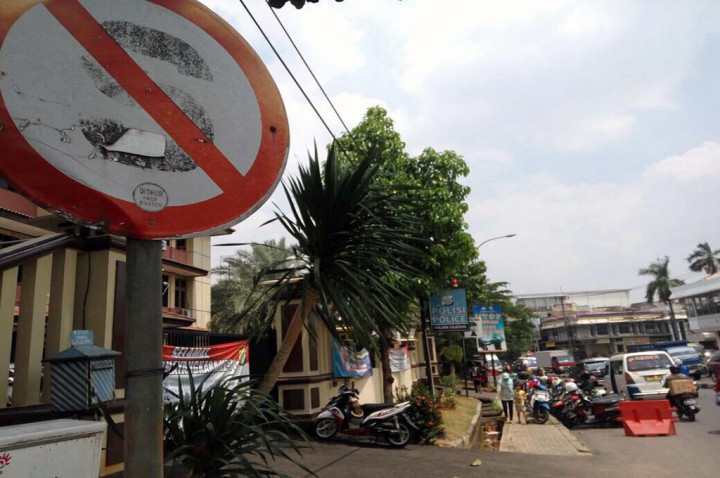 Polsek Ciledug Perintahkan Parkir Kendaraan di Bahu Jalan