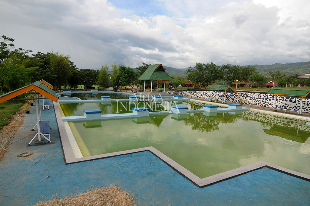 Mengunjungi Objek Wisata Air Panas Bora