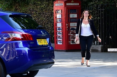 Peugeot Bikin Dealer Mobil Online di Telepon Umum