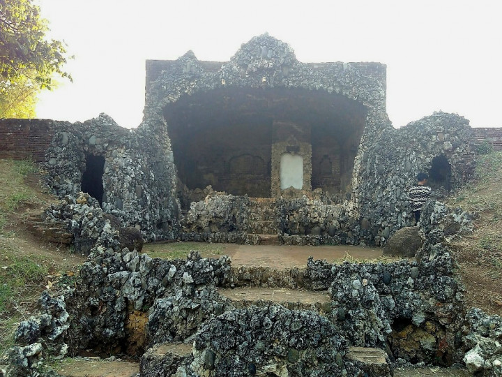 Cerita Mistis Seputar Goa Sunyaragi di Cirebon