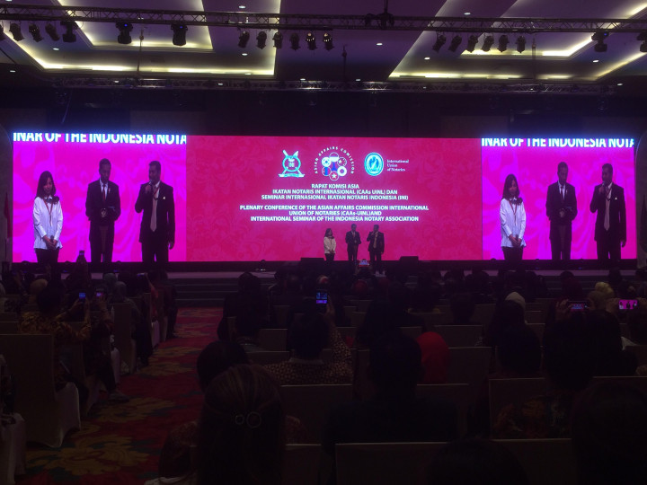 Presiden 'Interogasi' Notaris soal Sulitnya Urus Perizinan