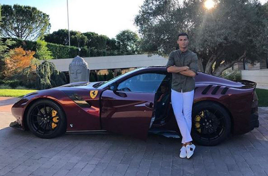 Ronaldo pamer Ferrari F12 Tour de France saat baru diantar kerumahnya. Autoevolution