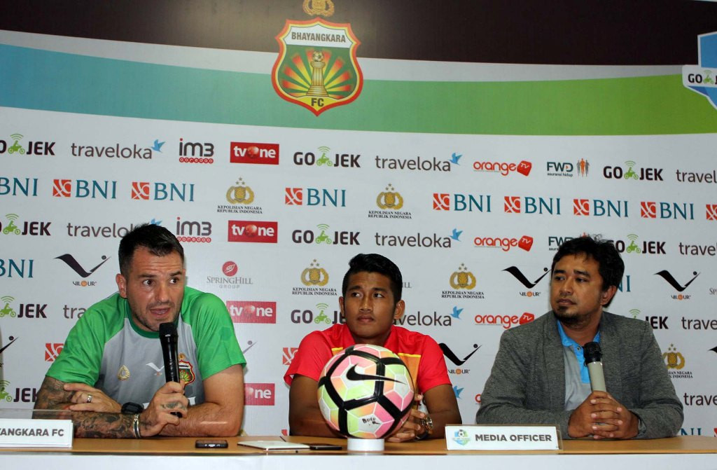 Pelatih Bhayangkara FC Simon McMenemy (kiri) (Istimewa)