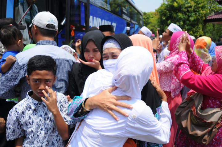Kepulangan 354 Haji Pekalongan Disambut Tangis Haru