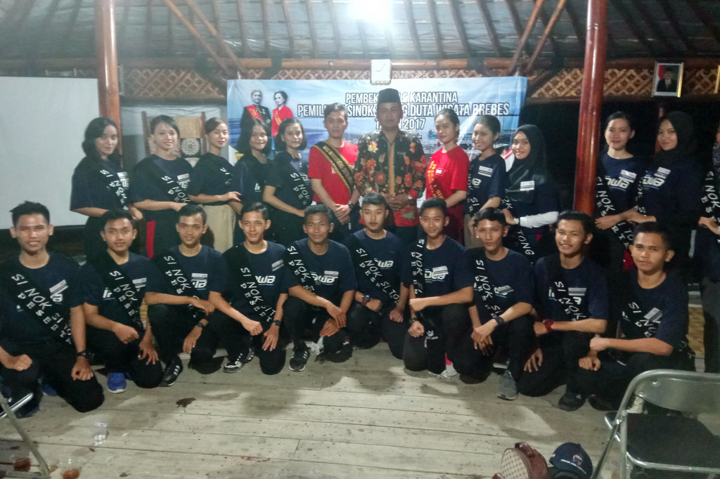 Wakil Bupati Narjo (tengah) foto bersama peserta calon Sinok dan Sitong di Desa Wisata Dukuh Pandansari, Desa Kaliwilingi, Kabupaten Brebes, Jawa Tengah. Foto: MTVN/Kuntoro Tayubi