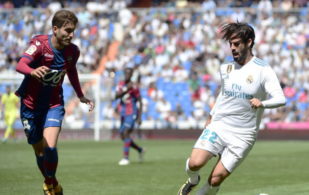 Isco (kanan) saat melewati adangan Jose Campana (kiri) (Foto: AFP/Pierre-Philippe Marcou)