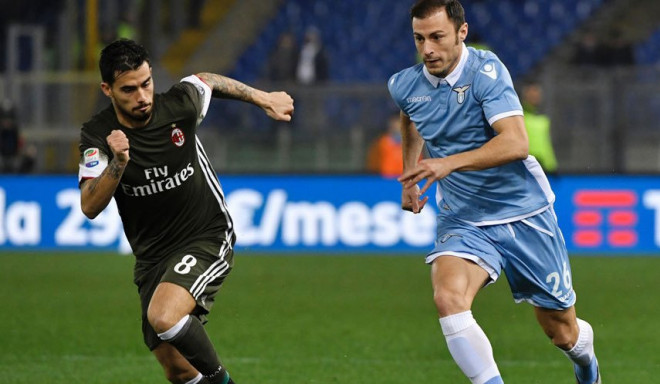 Suso saat berduel dengan pemain Lazio saat kedua tim bentrok di Stadio Olimpico (Foto: Google Images)