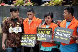 <i>Pelemahan KPK Muncul saat Kasus Besar Terendus</i>