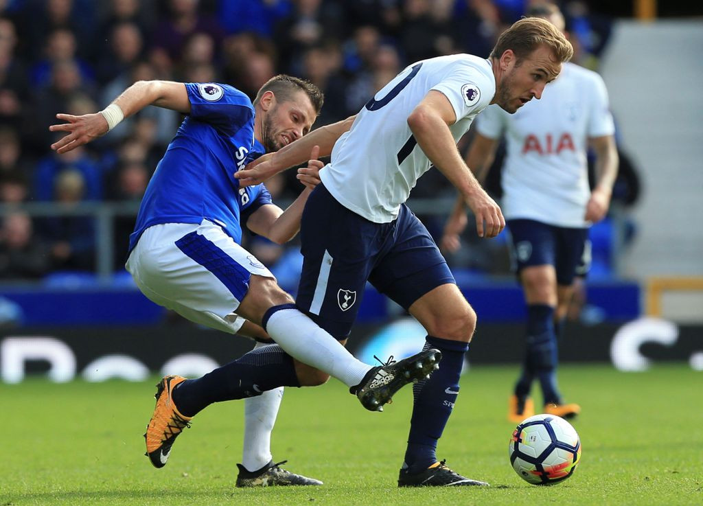 Penampilan Harry Kane saat melewati salah satu pemain Everton. (AFP PHOTO / Lindsey PARNABY)