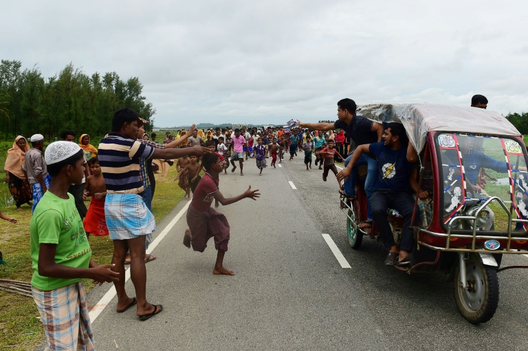 Rohingya Muslim refugee children follow a vehicle with relief supplies near the Bangladeshi town of Teknaf on September 10, 2017. (Photo:AFP/Munir Uz Zaman)