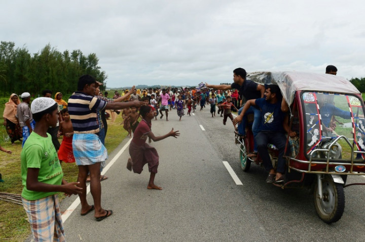 Rohingya Rebels Call One-Month Myanmar Ceasefire as Exodus Grows